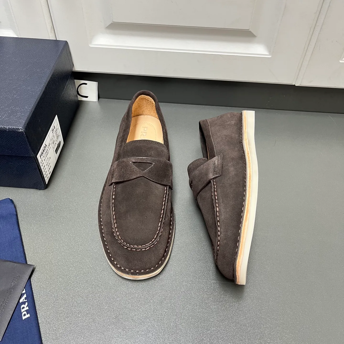 💰840 Prada men’s new suede leather loafers. Made of flocked cow second-layer leather, they combine classic design with handmade details, blending sophistication with casual comfort. Hot-stamped logo on the outside, topstitched seams on the skirt, 1.5cm white rubber sole with leather welt, dyed calfskin lining, silver-labeled cowhide feet, simple and elegant style, comes with a full set of original packaging dust bag! C leather shoe size: 39/40/41/42/43/44 brown color welcome to order